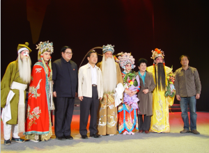河南省政協(xié)主席王全書、著名豫劇表演藝術(shù)家王希玲、著名戲劇評論家荊樺、著名戲曲教育家《訪帥出征》導(dǎo)演李志遠與主要演員合影